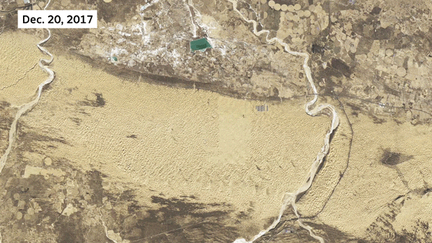 china-s-great-solar-wall Animated gif flipping between a desert and a desert with solar panels