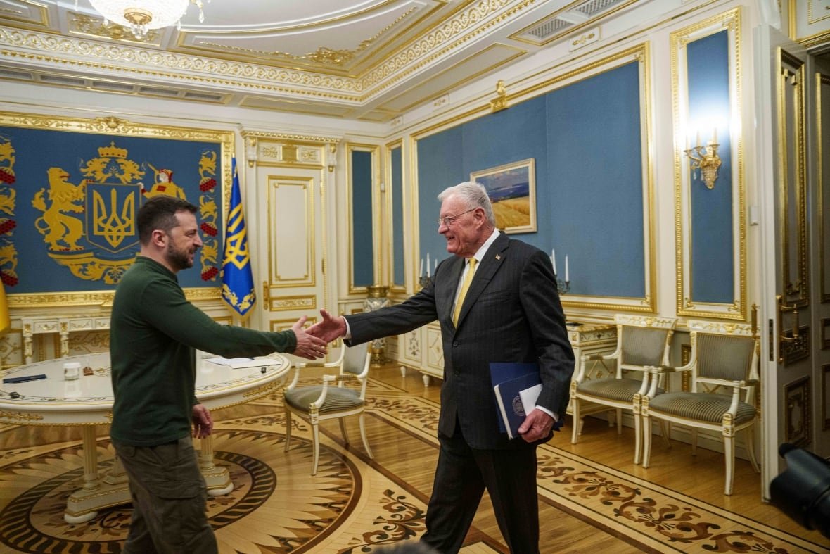 volodymyr-zelenskyy-and-keith-kellogg-shaking-hands-in-kyiv Ukrainian President Volodymyr Zelenskyy shakes hands with U.S. official Keith Kellogg.
