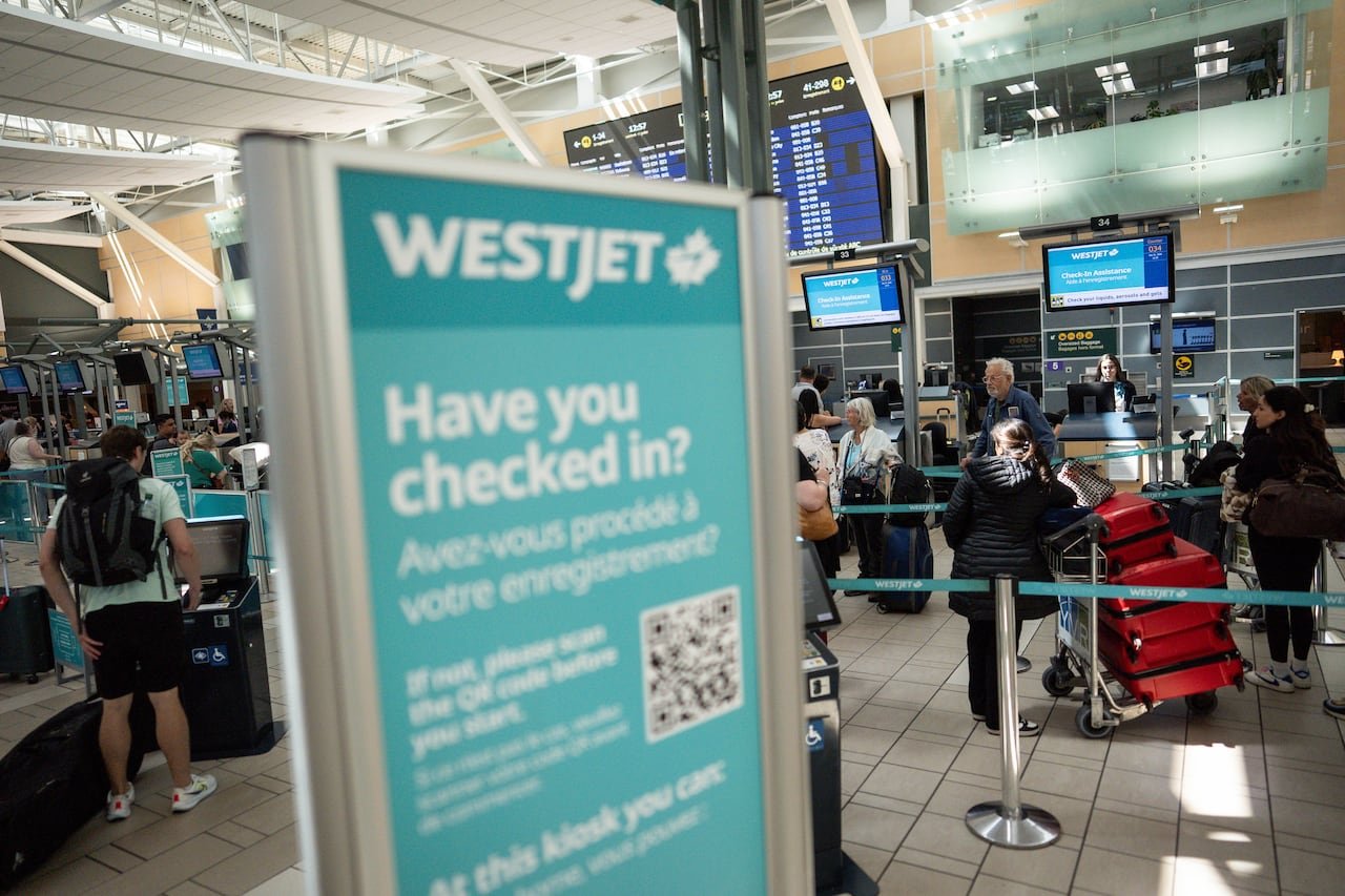 default-550 People line up with suitcases at an airport.